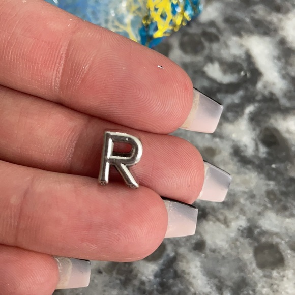 Letter R charm - Picture 4 of 4